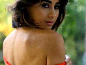 Rasierte Muschi, süße Centerfolds, zieht sich draußen nackt aus