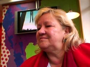 Isotissinen mummo maistaa herkullista kyrpää