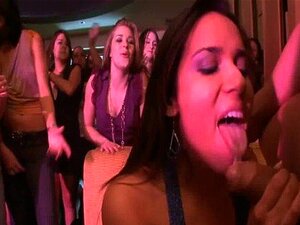 28 Kuumaa milfiä cfnm-juhlissa jää kiinni pettämisestä