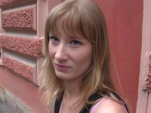  cutie nimmt Schwanz in den Mund, um sich in Reality-Pornos zu