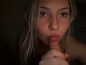 Süße Spermaschlampe gibt schlampigen Kopf für ein Gesicht voller