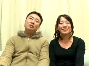 Reife Dame spielt ein kinky Ratspiel. Reife asiatische Dame spielt ein