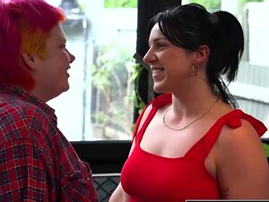 Lockige Lesbe mit großem Kitzler schraubt sexy haarlose Stiefmutter,
