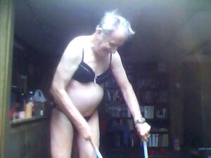 Ein glücklicher Crossdresser macht die Arbeit des Dienstmädchens