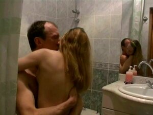 Alter Mann fickt sinnliche Süße. Freche Amateur-Süße fickt