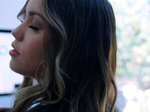 Süße Latina-Babe Alina Lopez gibt einen heißen Striptease im Büro,