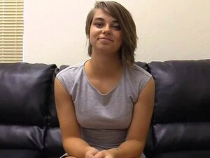 19-jährige Süße Haley würgt beim Porno-Casting und lutscht