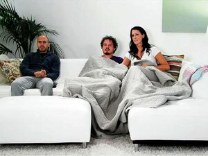 Teile eine Decke mit meiner Mutter, während wir Fernsehen schauen