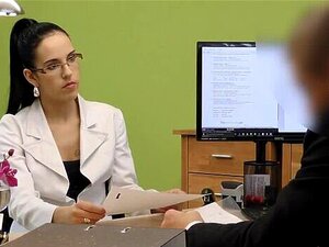 LOAN4K. Agent sagt der heißen Braut, dass Sex ihre einzige