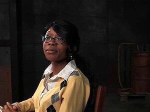 Hogtied ebony schoolmeisje gestimuleerd met speeltjes. Gehogteerde