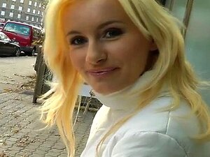 Abenteuerlustige Blondine geht für öffentlichen Sex
