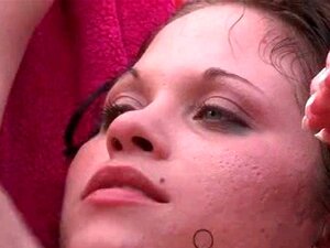 Petite coquine baisée interracialement en plein air. Brune vulgaire