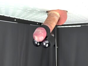 GLORYHOLE MELKTISCH ABSPRITZEN MIT XL KONDOM UND VIBRATOR - HOLY MOLY