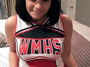 Tauche ein in die ultimative Fantasie mit heißer Cheerleaderin Violet