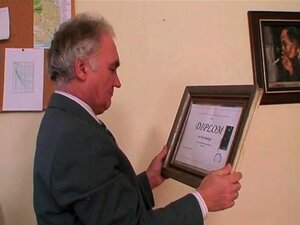 Reifes Paar hat Spaß mit heißer Braut