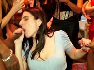 Dicksucking feest sletjes voeden zich met lul. Dicksucking feest