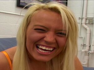 Die Studentin wird mit Schokoladenfleisch gefüllt!