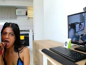 Immergiti in una tentazione irresistibile che accende le tue fantasie