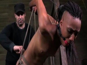 Strappado-Sub wird gedemütigt