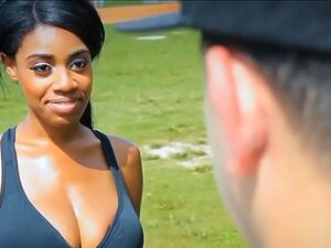 Heiße Ebony-Süße wird von PersonalTrainer gefickt