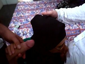 Araber mit Brille bekommt zwei weiße Schwänze