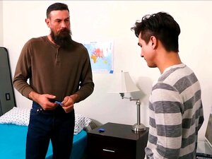 Stiefvater bringt seinem Twink-Stiefsohn bei, wie man sicher ist