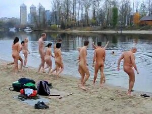 Gruppen-Nacktbaden zeigt nackte Titten, also wird Nacktbaden jetzt als