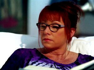 Dominoiva kypsä kaveri antaa piiskaa beibille. Hallitseva kypsä