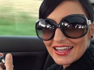 Kurzhaarige Göttin mit perfekten Titten wird von einem großen Penis