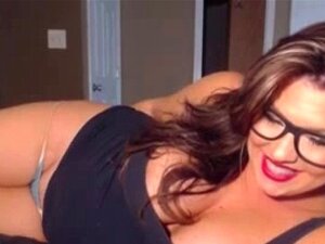 Morena gordinha e sexy mostra seus peitos grandes