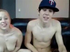 Un couple sexy baise et se fait éjaculer dedans devant la cam