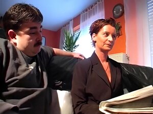 Herausragende begehrenswerte Ehefrau mit kleinen Brüsten wird von