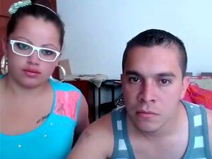 Knubbig brunett med enorma tuttar suger en kuk och poserar,