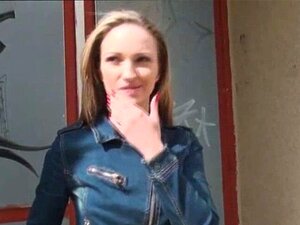 Die ungarische Amateurin Melanie folgte ihm und machte ein paar Nas.