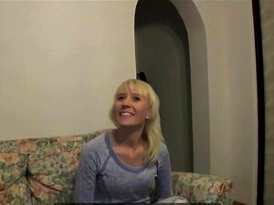 PublicAgent Amateur blonde masturbeert voordat ze geneukt wordt