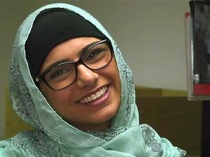 MIA KHALFIA - Arabische Göttin zieht sich nackt in einer Bibliothek