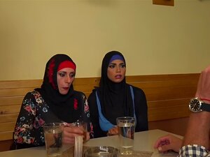 Muslimi nainen laajentaa hänen jalat varten ID: n