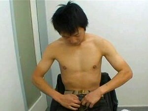 Ryoji Tomita - Süßer Nippon-Junge reibt seinen steifen Schwanz