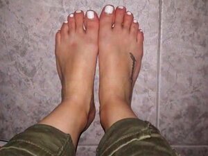 Katerina muove i suoi piedi sexy (taglia 37), donna greca di 21 anni,