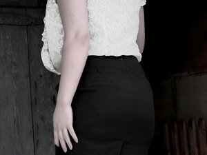 Im Hof einer verlassenen Wohnung von einer alten Stiefmutter gepisst,