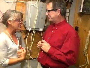 Erlebe die wilden Begierden einer reifen Verführerin, wie sie die