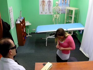 Europäische brünette Patientin wird vom Arzt im Fake-Krankenhaus