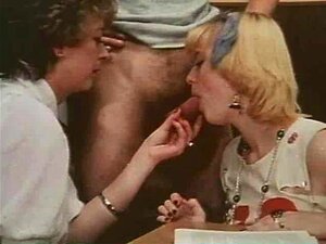 Lehrerin zeigt ihren Schülern Sex (Fickstunde)