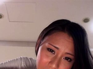 Die schüchterne Ren Azumi hat Spaß mit einem Sexwerkzeug. Die