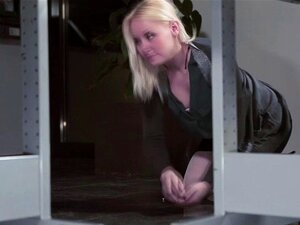 Eine heiße sexuelle Spannung im Büro mit Lola Taylor