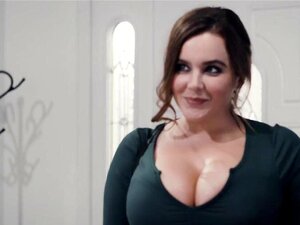 Die nackte BBW-Maid Natasha Nice mit großen Titten putzt das Haus