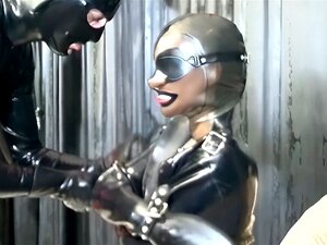 Dreckige und versaute Latex-Schlampe bläst