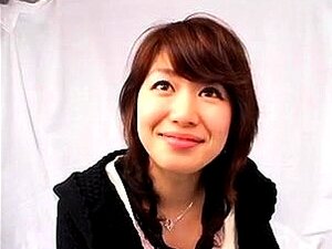 Schöne Süße ist ein heißes japanisches AV-Model beim Gruppensex