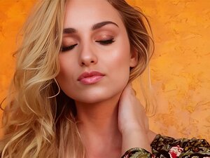 Süße blonde MILF Lindsay Marie posiert heiß in provokanten Dessous