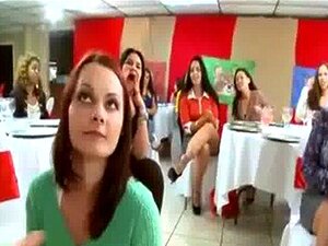 Party-Babes ficken riesigen Schwanz in Mackenzies wilder